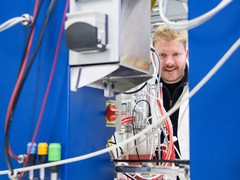 Michael Fink im Labor an der TU Wien     Michael Fink und Marko Mihovilovic     